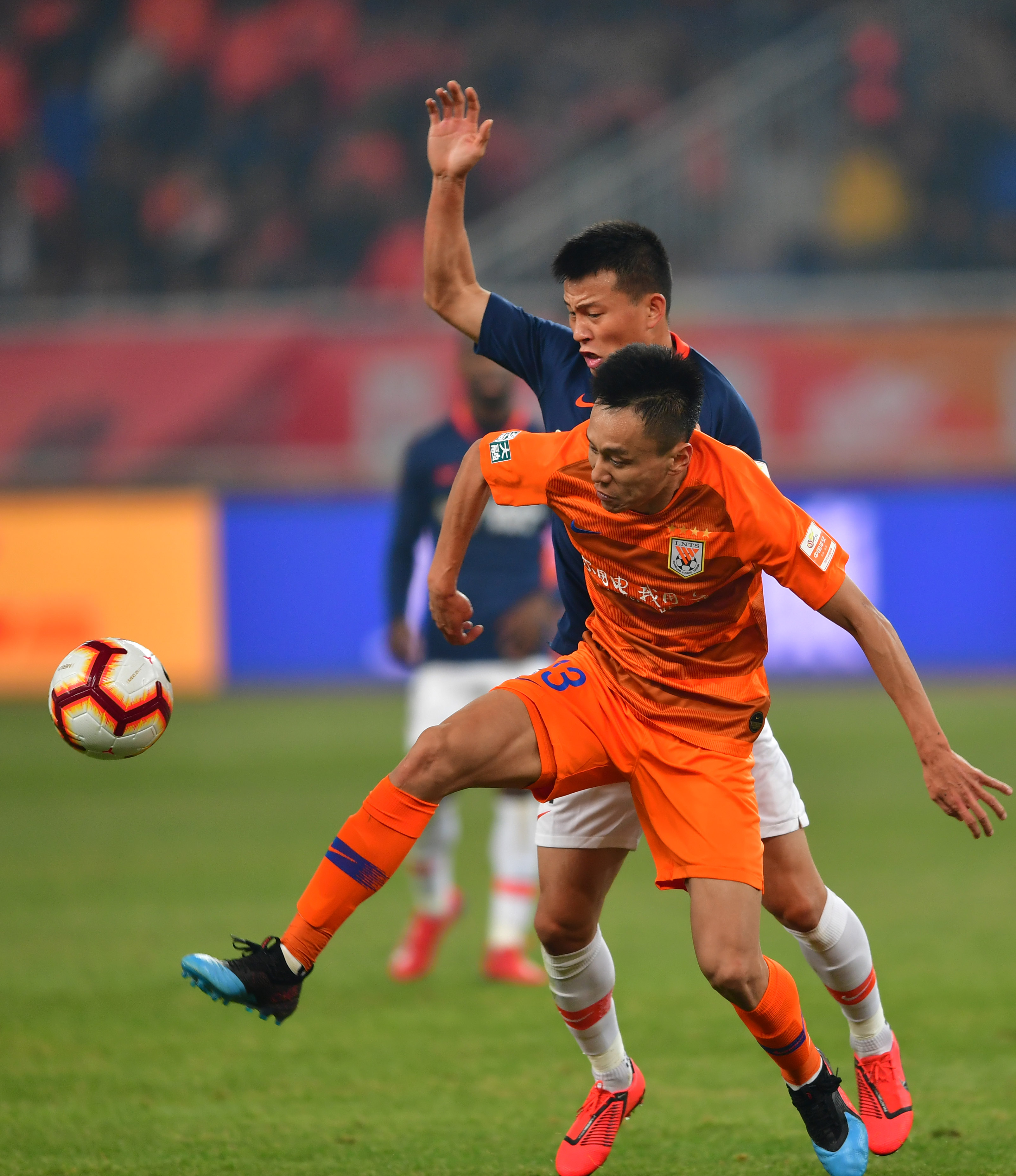 天博体育官方网站-激烈的足球比赛中选手们展现出实力实力